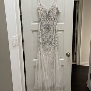 NWT Camille Sequin Beaded White Gown Sz: 8
Fits more like a 4.